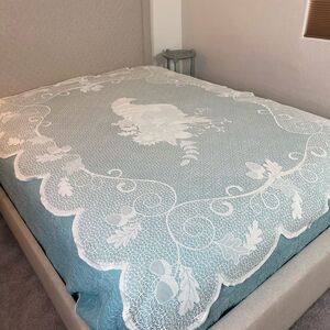 Cornucopia design tablecloth lace cream colored lscalloped edges Thanks Giving